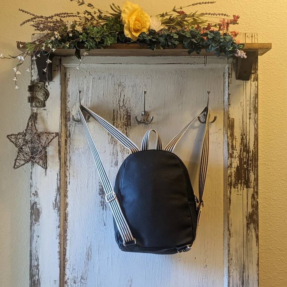 NWOT Thirty One Monogrammed Boutique Backpack - Picture 3 of 3